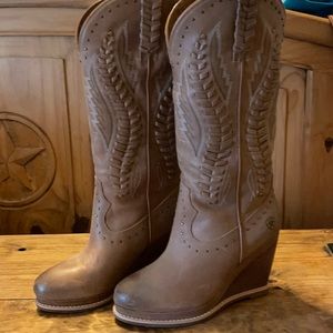 Nwob ariat size 7 wedge boots.